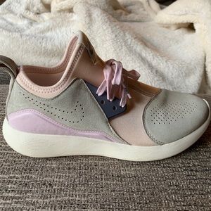 Women’s Nike tennis shoes (Lunarcharge)